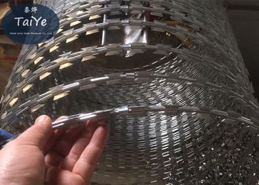 Le più grandi clip del recinto del filo spinato ricoperte zinco per il cavo del rasoio CBT65 installano