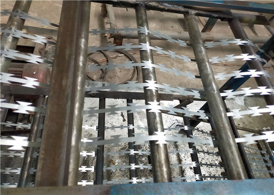 La lama ha galvanizzato il filo spinato Mesh Lashings In Coastal Areas a fisarmonica